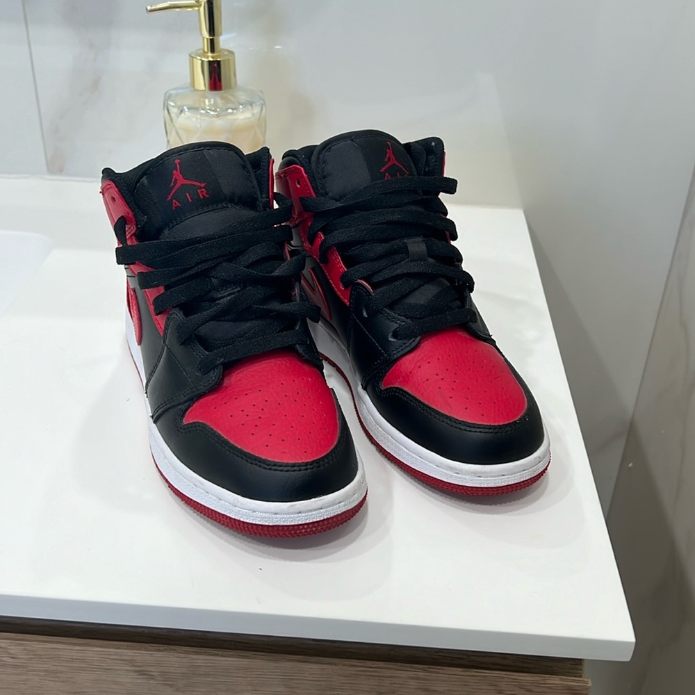 Air Jordan 1 retro mid Black and Red